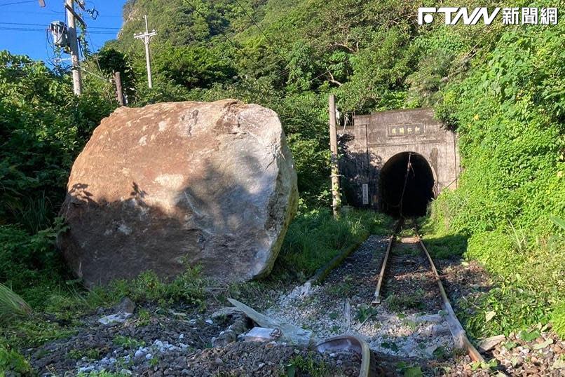 這麼大的落石！行政院表示，卓榮泰院長本月搭火車去花蓮的行程不會改變。（圖／翻攝自宜花東災害通報臉書）