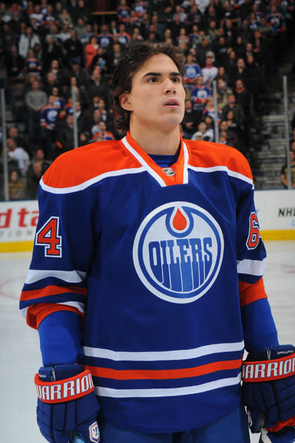 <b>Nail Yakupov - Oilers d'Edmonton</b><br><br>Il ne faut jamais négligé un premier choix au repêchage dans une course pour l'obtention du trophée Calder. Yakupov a marqué trois buts en cinq matchs et il ne serait pas surprenant qu'il mène les recrues au chapitre des buts cette saison étant donné tout le talent qu'il possède. Schultz pourrait cependant lui ravir la vedette dans sa propre équipe. <br>