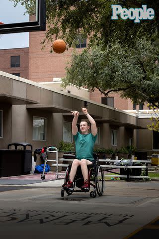 <p>Ilana Panich-Linsman</p> Sammy Berko plays basketball in September 2023.