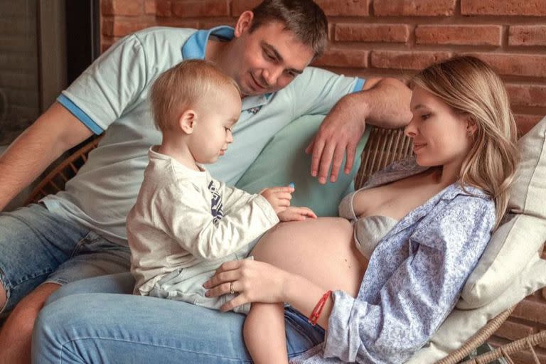 Una de las familias rusas que llegó a la Argentina en los últimos meses. La madre, Hanna Shaforostova, tiene 28 años y creó un grupo de apoyo para todas las mujeres rusas que estén en su situación en el país. "Conozco bien todos los trámites del embarazo y la documentación. Quiero que las mujeres puedan disfrutar", dijo a LA NACION