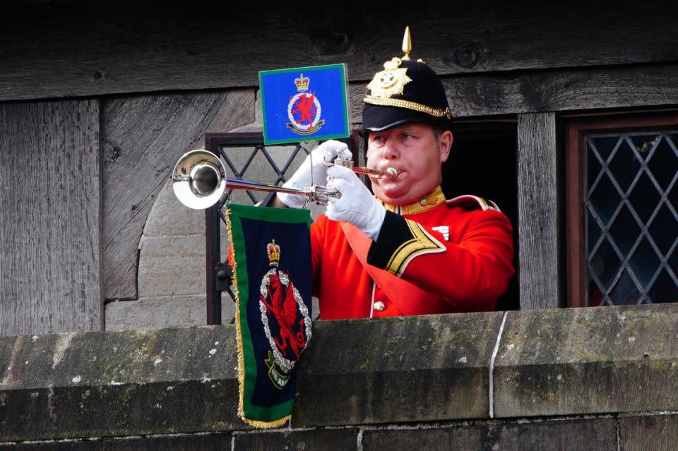 Un trompettiste sonne une fanfare lors d'une cérémonie de proclamation d'adhésion au château de Cardiff, au Pays de Galles (Ben Birchall/PA) (PA Wire)