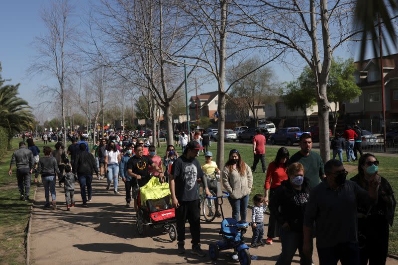Personas acuden a votar en el plebiscito constitucional en Santiago