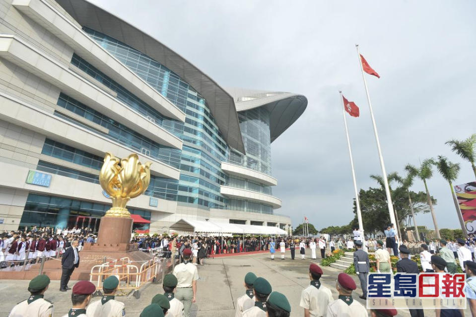 李家超等一眾政府官員將出席明日在會展的升旗禮。（資料圖片）