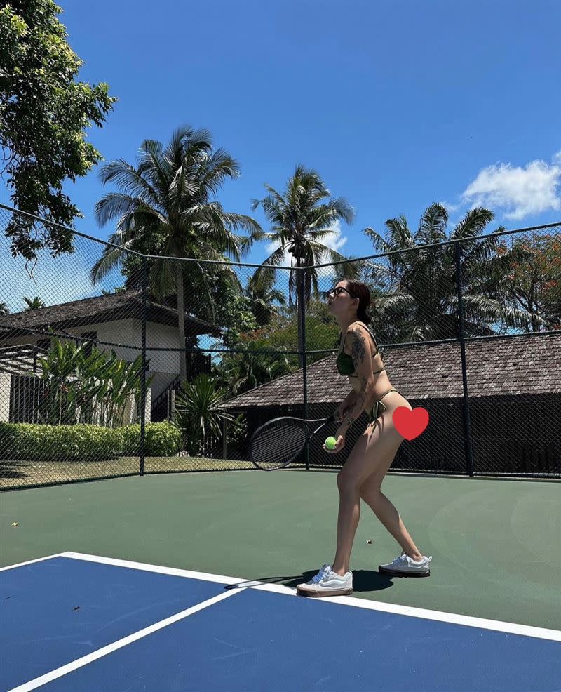 陳艾琳僅穿著比基尼在網球場上打網球。（圖／翻攝自陳艾琳IG）