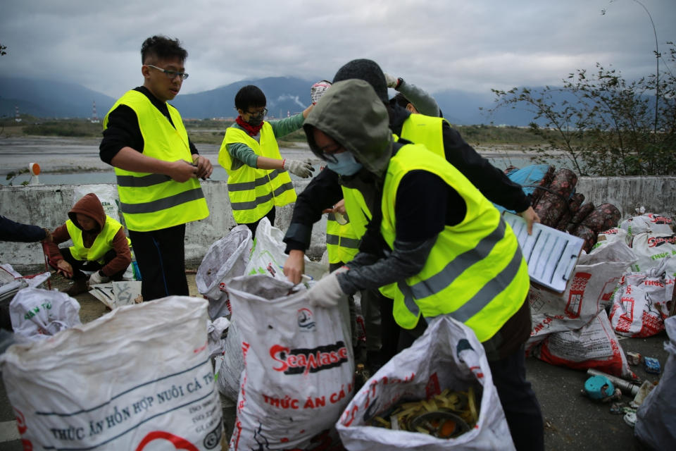 綠色和平地面組志工的工作是將攀爬志工從山谷運上來的垃圾，進行分類和記錄後，再打包成一袋一袋的垃圾準備清運。