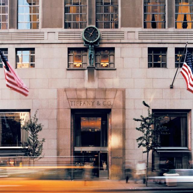 People shopping at department store Bergdorf Goodman on Fifth Avenue, New  York City, USA Stock Photo - Alamy