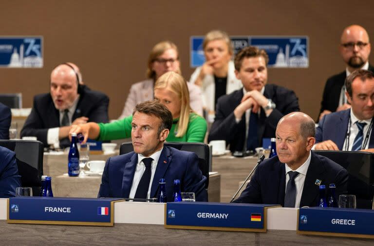 El presidente francés, Emmanuel Macron, y el canciller alemán, Olaf Scholz, en la reunión de la OTAN. (SAMUEL CORUM / AFP)