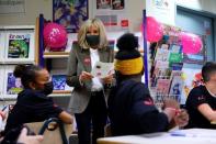 <p>Brigitte Macron a lu la dictée de l'association ELA à des élèves du collège Amédée Dunois de Boissy-Saint-Léger.</p>