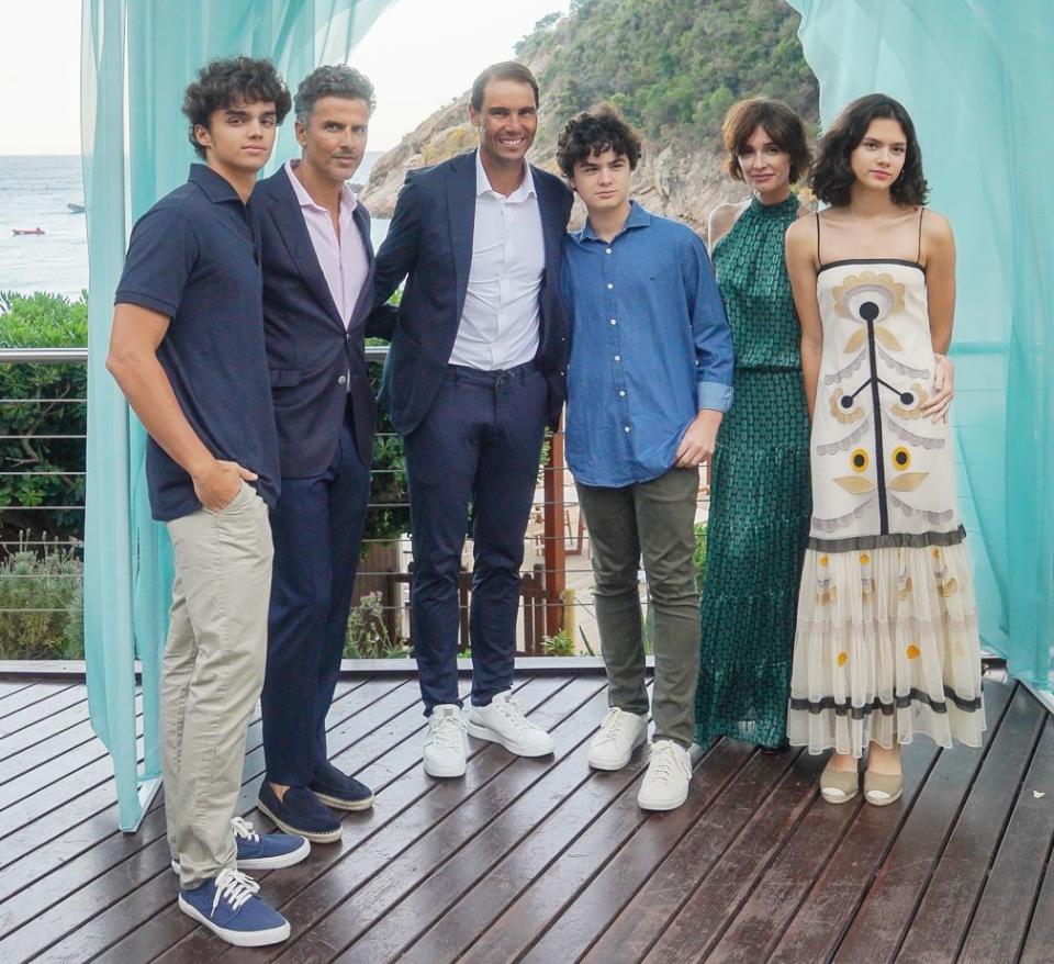 Paz Vega con su marido y sus hijos posando con Rafa Nadal