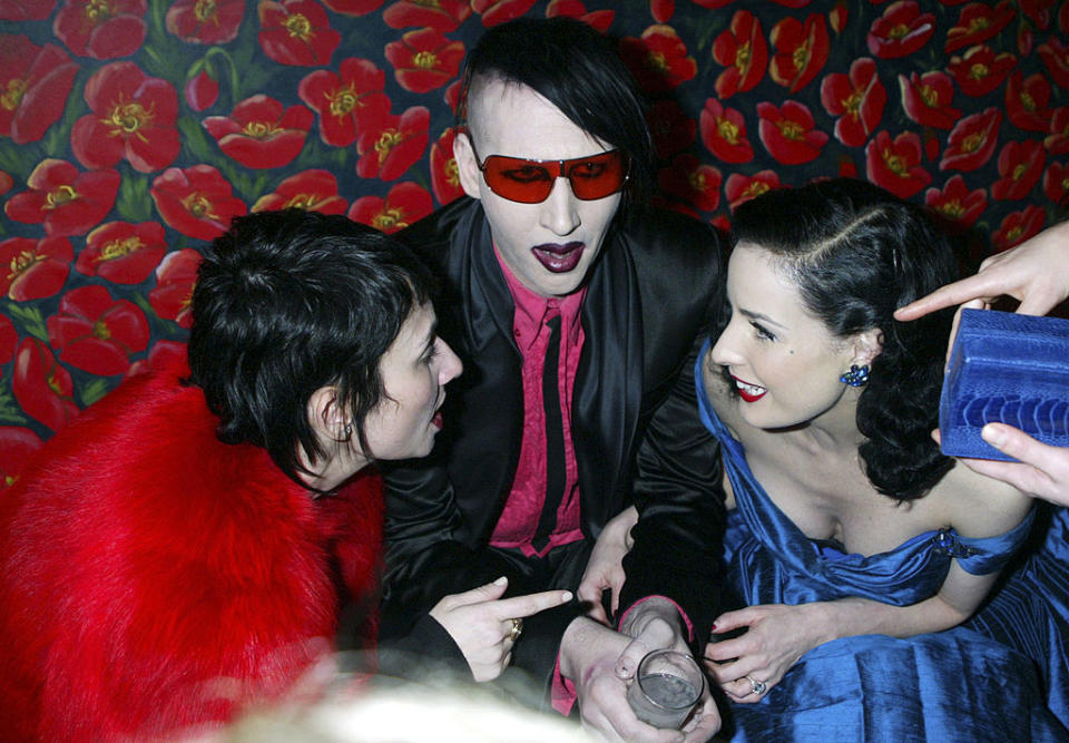 C’est d’ailleurs de manière très conventionnelle que Marilyn Manson et Dita von Teese vont convoler en justes noces après cinq ans de vie commune, en novembre 2005, lors d’une cérémonie intime à leur domicile de Los Angeles. Ils se marieront toutefois avec un peu plus d’éclat - et force taffetas noir et pourpre - la semaine suivante à Castle Gurteen, un château irlandais, en présence d’une soixantaine d’invités, dont le réalisateur Alejandro Jodorowsky, ami intime de Marilyn Manson et chargé de conduire la cérémonie. (<em>Matthew Simmons/Getty Images</em>)