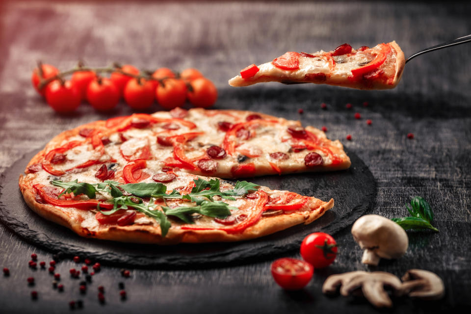 Mit einem Pizzastein gelingt das Backen im Ofen deutlich besser. (Bild: Getty Images)