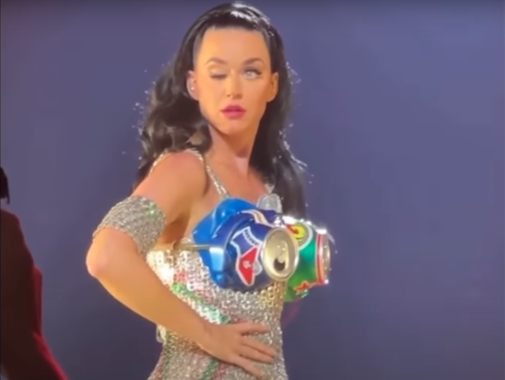 Katy Perry despertó preocupación entre sus fans tras viralizarse un video en el que se le cierra el párpado del ojo derecho involuntariamente en pleno concierto y aunque usa su mano para controlar el movimiento y mantenerlo abierto, no es hasta después de varios intentos que lo consigue. (Captura de YouTube)