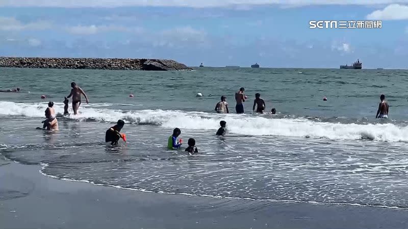 旗津海水浴場屬危險海域，救生員提醒遊客安全最重要。