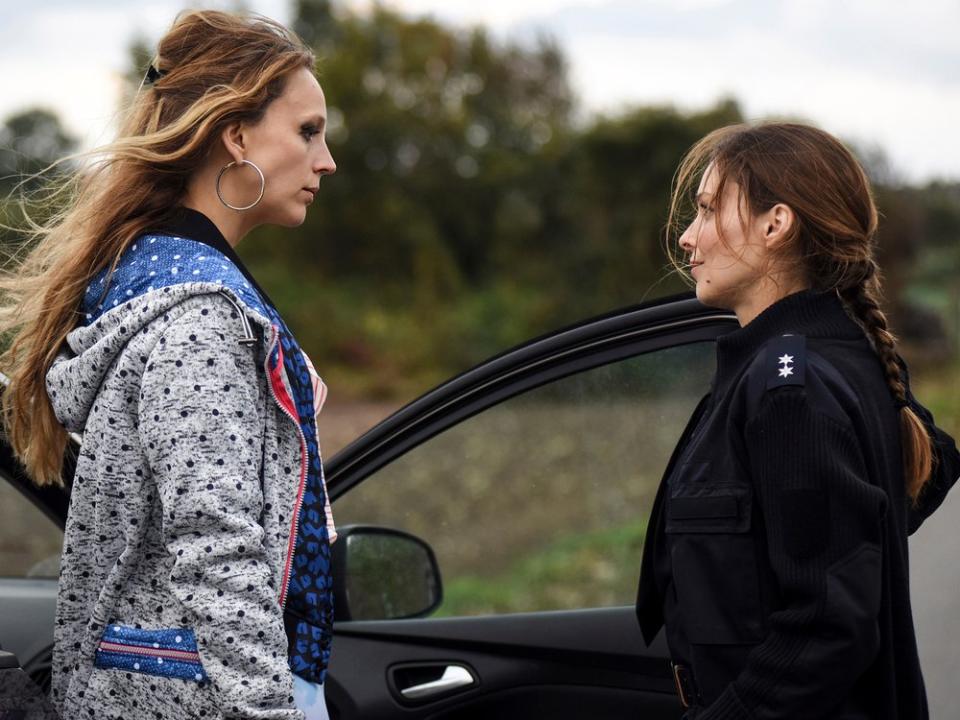 "Eine gute Mutter": Mona (Petra Schmidt-Schaller, l.) verabschiedet sich von Greta (Mina Tander).  (Bild: NDR/Marion von der Mehden)