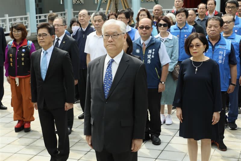 為紀念國民黨總裁、前總統蔣中正先生逝世49週年，國民黨副主席夏立言率黨務主管至慈湖陵寢致敬。（圖／國民黨提供）