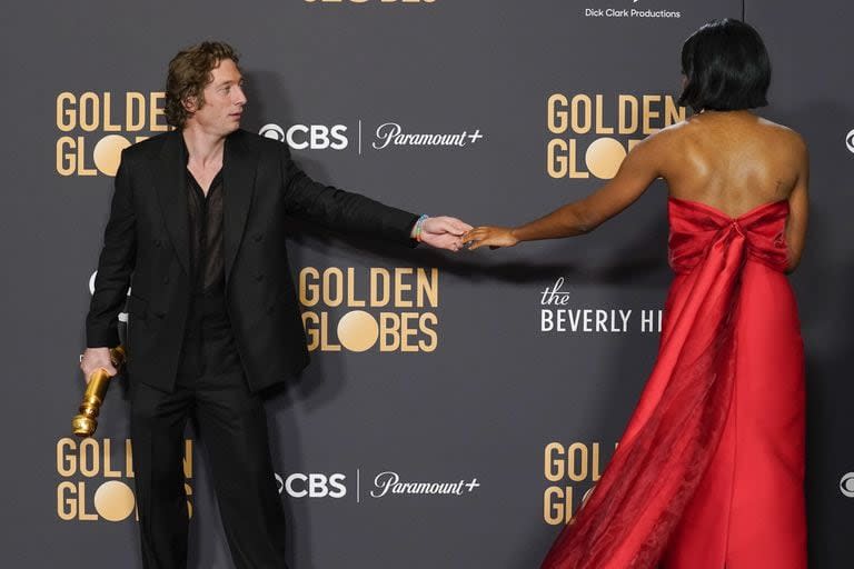 Jeremy Allen White y su compañera de reparto Ayo Edebiri celebraron sus triunfos a puro baile en Los Ángeles