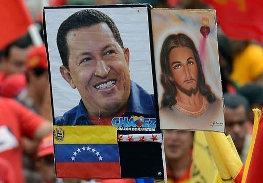 El gobierno venezolano insistió el jueves en que Hugo Chávez, que no se ha manifestado personalmente desde que fue hospitalizado hace más de un mes en Cuba, sigue al mando del país, mientras la oposición reclama su aparición pública. (AFP | Juan Barreto)