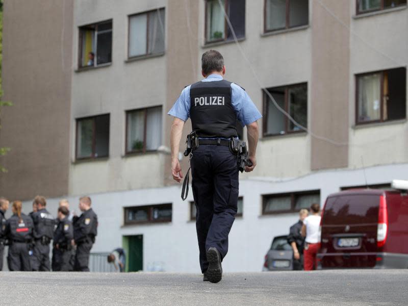 Dein Freund und Helfer? Offenbar sehen das viele Deutsche so. Polizisten genießen in der Bevölkerung offenbar ebenfalls ein hohes Ansehen. Foto: Fredrik Von Erichsen