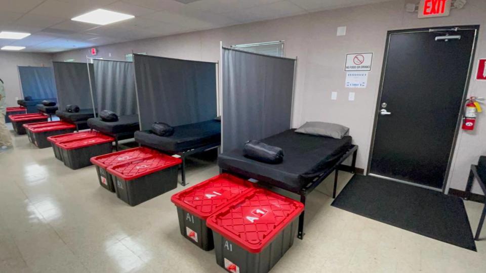 Las camas son parte de la primera etapa de un centro de atención para personas sin hogar en Manteca, California, que abrió el 16 de abril de 2024.