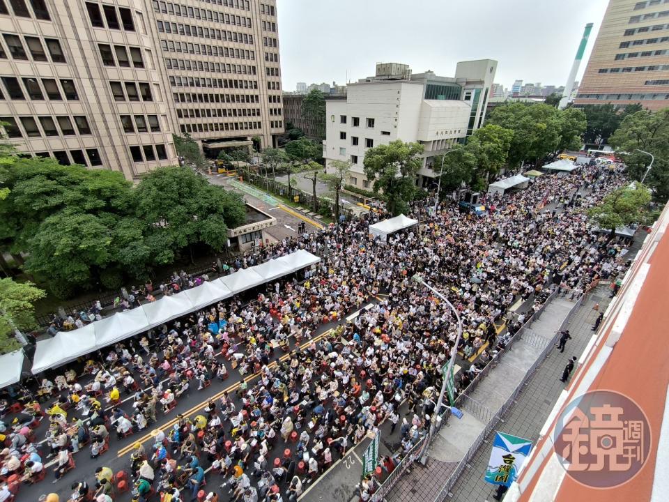 立法院會今（24日）續審國會職權修正相關法案，場外民團聚集逾萬名民眾表達訴求。