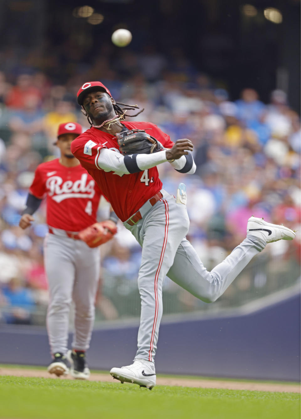 Cincinnati Reds' Elly De La Cruz throws out Milwaukee Brewers' Christian Yelich during the eighth inning of a baseball game Saturday, June 15, 2024, in Milwaukee. (AP Photo/Jeffrey Phelps)