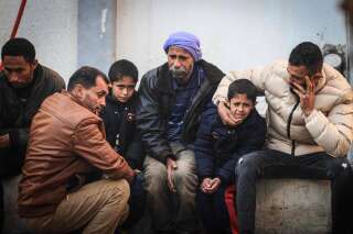 Le 8 février 2024 à Rafah (bande de Gaza). À l’hôpital Al-Najjar, des Palestiniens pleurent des proches tués par les bombardements israéliens. . PHOTO MAHMUD HAMS/AFP