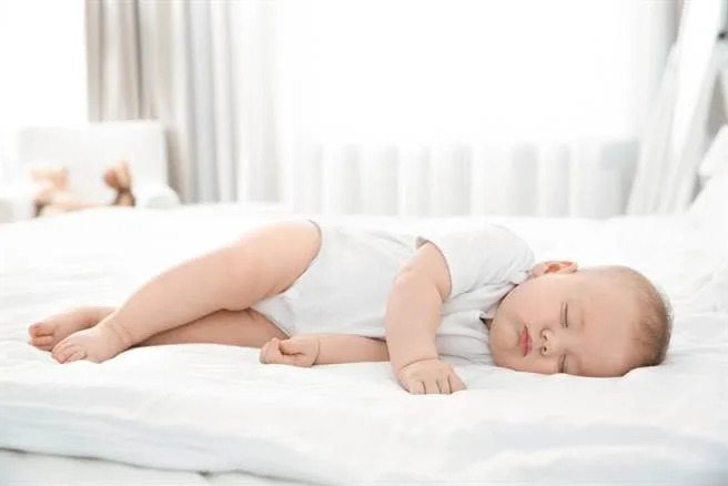 陳木榮表示孩子睡覺露肚臍容易感冒的傳言是真的。(示意圖／達志影像/shutterstock)