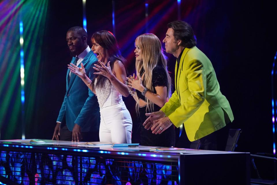 Bandicoot TV より The Masked Singer: on ITV1 and ITVX 写真: Mo Gilligan、Jonathan Ross、Rita Ora & Davina McCall この写真は (C) Bandicoot TV であり、上記の番組またはイベントに直接関連して編集目的でのみ複製できます。 、または ITV plc。 この写真は加工してはいけません [excluding basic cropping] ITV plc Picture Desk が有害または不適切とみなした、撮影された人物の外見を変える方法での撮影。  ITV Picture Desk の書面による明示的な許可がない限り、この写真を他の会社、出版物、ウェブサイトに配信したり、永久にアーカイブしたりしてはなりません。 利用規約の全文は、ウェブサイト www.itv.com/presscentre/itvpictures/terms でご覧いただけます。さらに詳しい情報については、michael.taiwo1@itv.com までお問い合わせください。                              