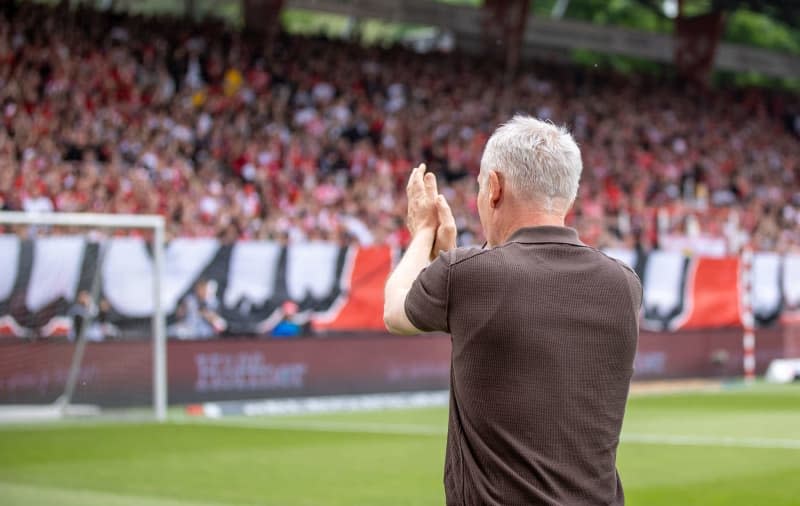Freiburg coach Christian Streich reacts ahead of the German Bundesliga soccer match between 1. FC Union Berlin and SC Freiburg at An der Alten Forsterei. Andreas Gora/dpa