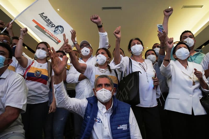 Partidarios del candidato presidencial Guillermo Lasso celebran al cierre de los colegios electorales en Guayaquil, Ecuador.