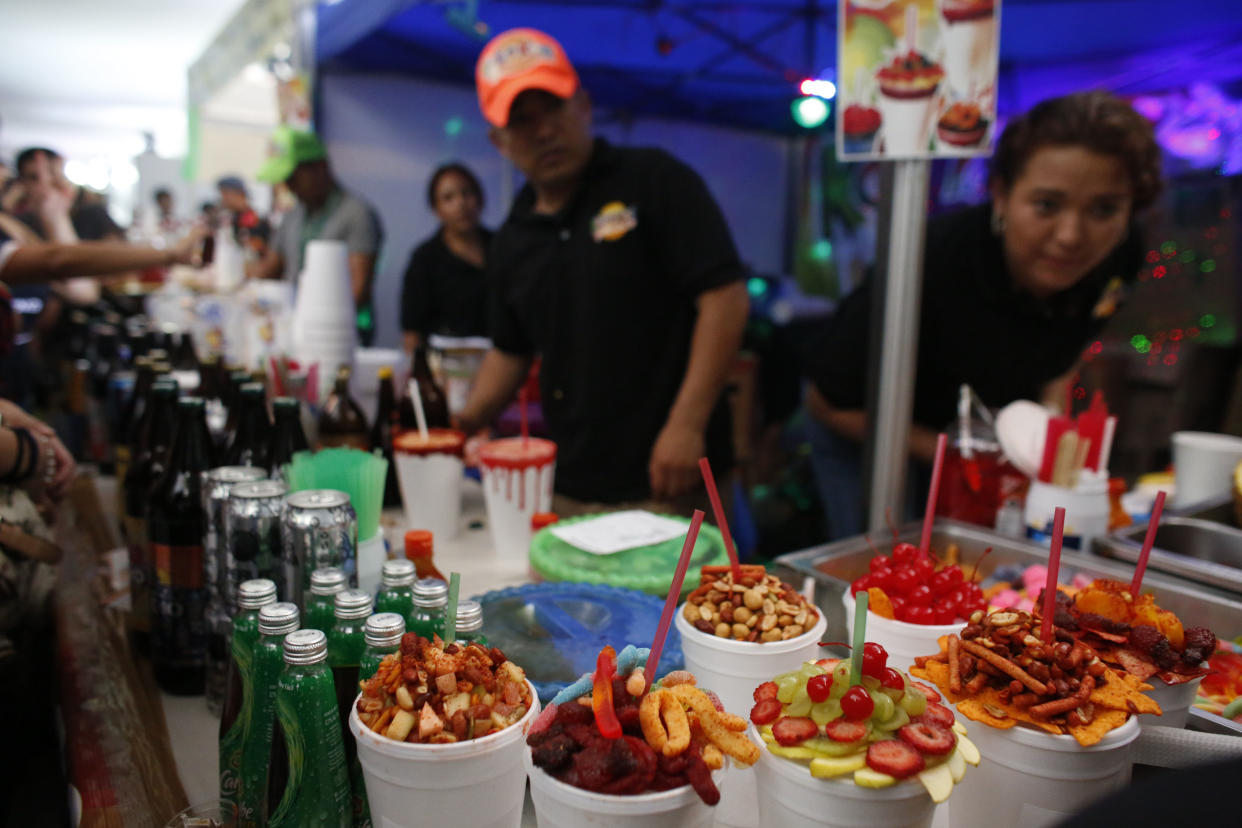 Calor no puede ser combatido con cerveza, por desilusionante que sea. En la fotografía, la Expo Michelada de 2016. (AP Photo/Rebecca Blackwell)