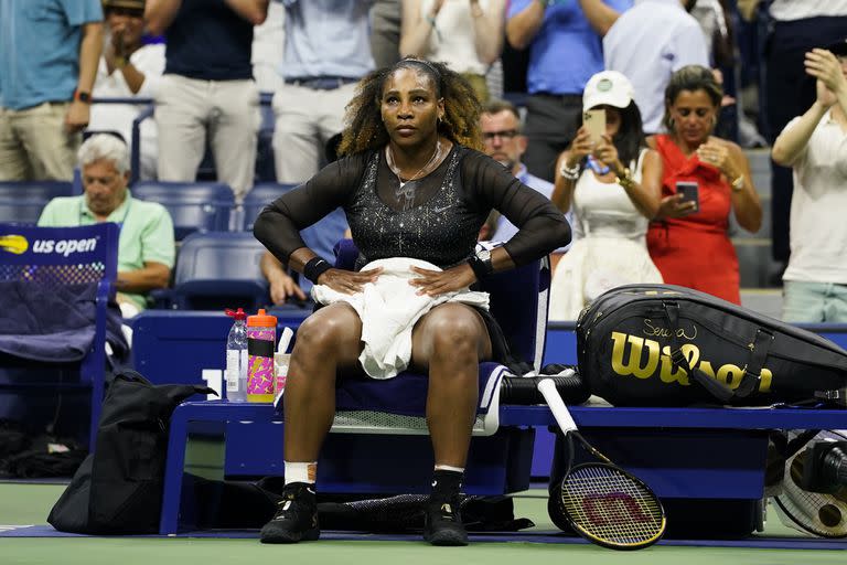 En busca de concentración: Serena Williams, en el descanso tras ganar el set inicial ante Kovinic en el court central del US Open