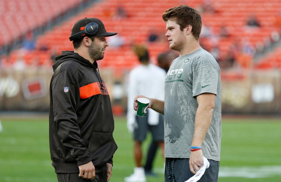 Browns quarterback Baker Mayfield, left, talks with Jets quarterback Sam Darnold before their teams met during their rookie seasons, Thursday, Sept. 20, 2018, in Cleveland. (AP Photo/Ron Schwane)