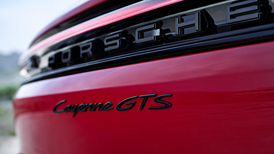 一如過往GTS車型，Cayenne GTS Coupé同樣配備黑化車標。(圖片來源/ Porsche)