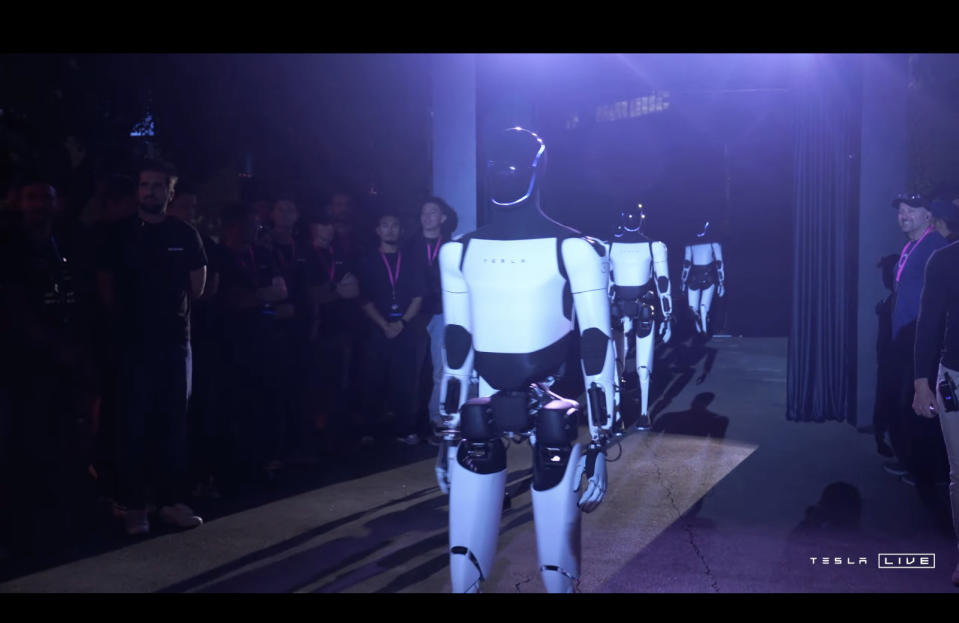 Un desfile de robots humanoides.