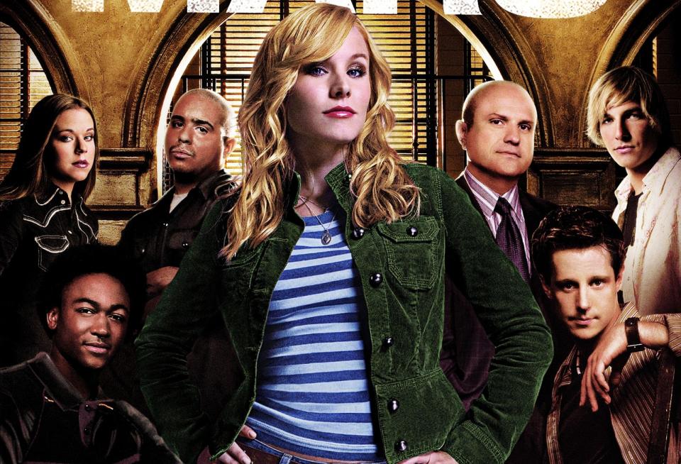 Von 2004 bis 2007 begeisterte Kristen Bell (Mitte) das Publikum als gewiefte Highschool-Ermittlerin Veronica Mars. Die verliert nach dem Tod ihrer besten Freundin ihren illustren Freundeskreis und avanciert zur taffen Nachwuchs-Ermittlerin.