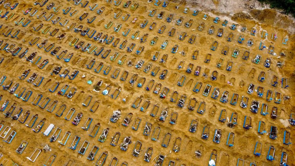 Neue Gräber auf dem Friedhof «Nossa Senhora Aparecida» in Manaus, Brasilien.