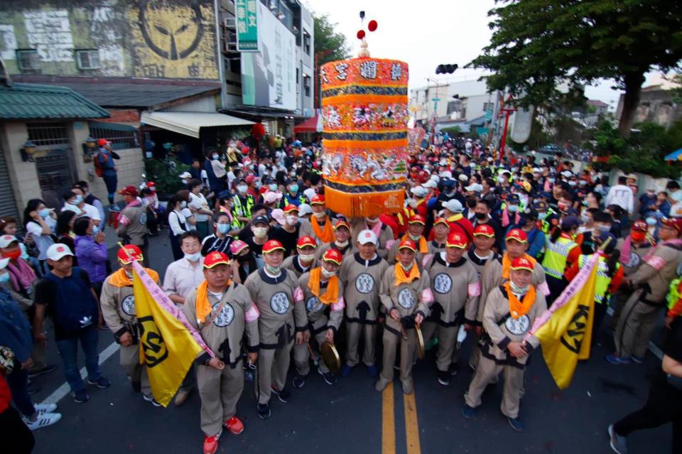 涼傘構造分為3層，代表天、地、水3界。行進間以逆時針方向旋轉，象徵生生不息。