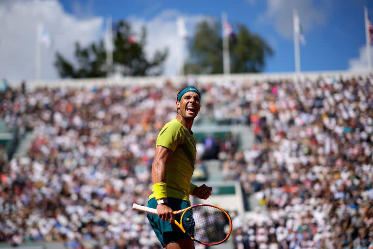 Rafael Nadal festeja un punto frente a Botic van de Zandschulp en Roland Garros.