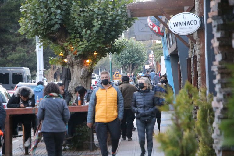  Con barbijos y cuidados los turistas se vuelcan al atardecer al centro de la ciudad 