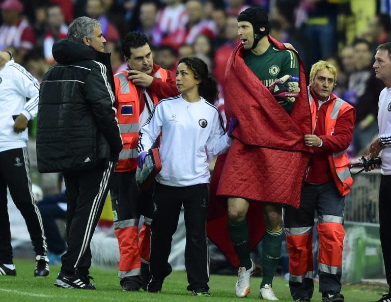 Chelsea's Portuguese manager Jose Mourinho (L) watches as Czech goalkeeper Petr Cech leaves the field after injury at the Vicente Calderon stadium in Madrid on April 22, 2014