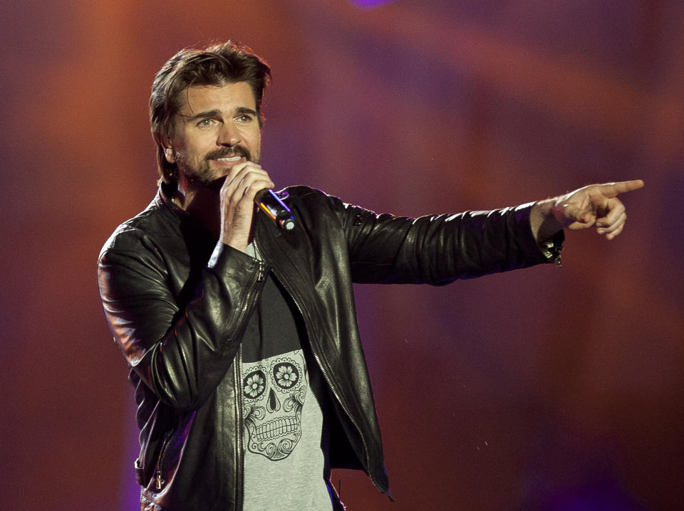 El cantante colombiano Juanes se presenta durante los Premios Los 40 Principales en Madrid, España en una fotografía de archivo del 11 de diciembre de 2015. Juanes es uno de los artistas que se presentará en el homenaje a Juan Gabriel el 18 de febrero de 2017 en Toluca, México. (Foto AP/Abraham Caro Marin, archivo)