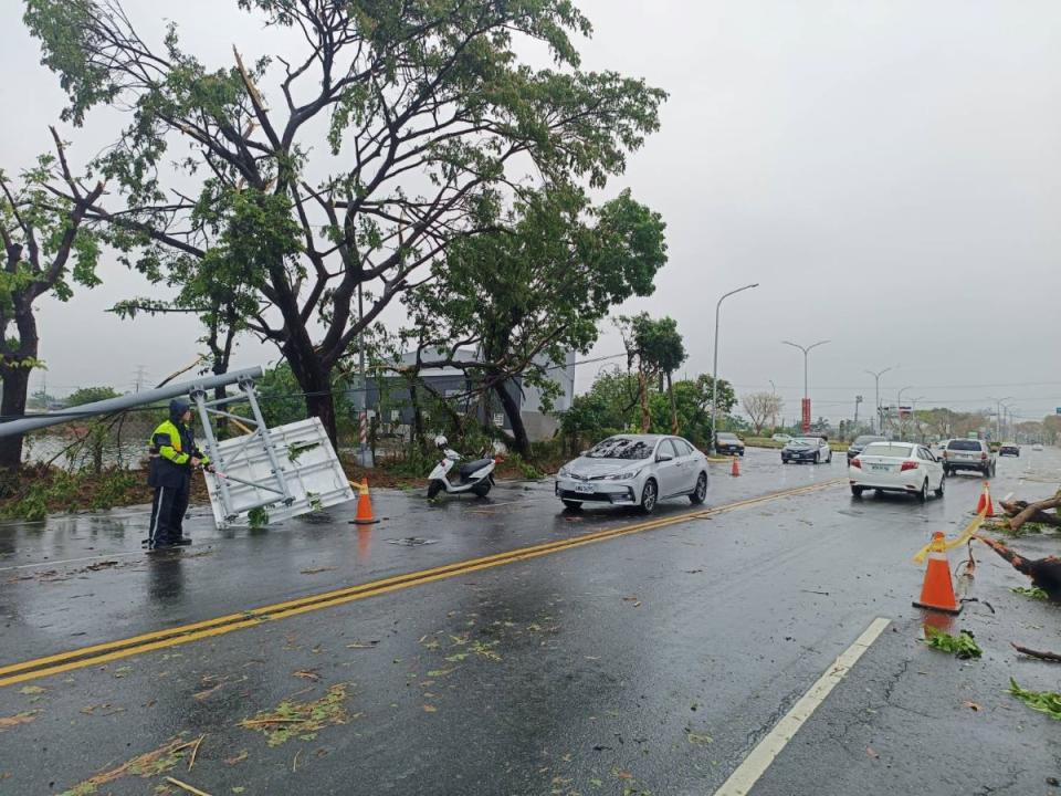 高雄湖內往茄萣的東方路因為強風大雨路樹倒塌、路牌斷裂影響交通。（圖：湖內分局提供）