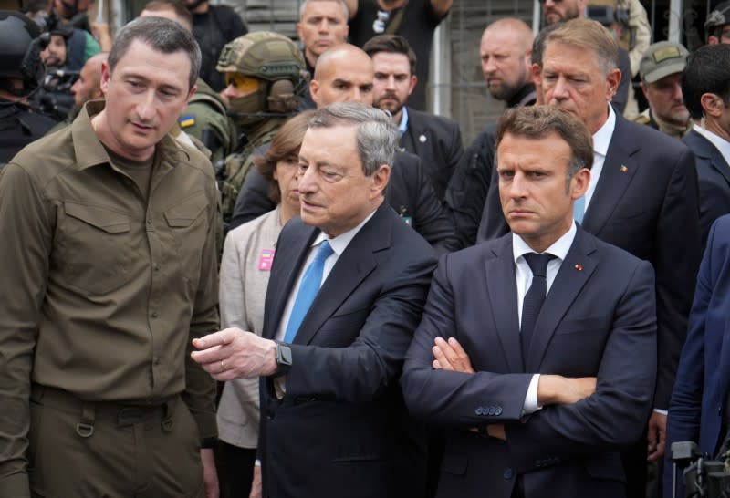 2022年6月16日，義大利總理德拉吉（中）、法國總統馬克宏（右）訪問烏克蘭首都基輔，視察俄軍戰爭罪行（AP）