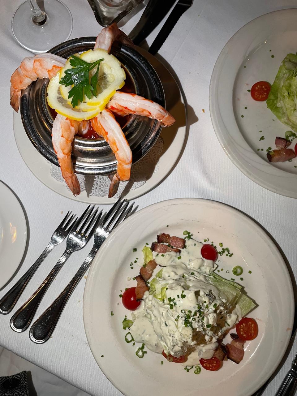 Shrimp and salad on table 