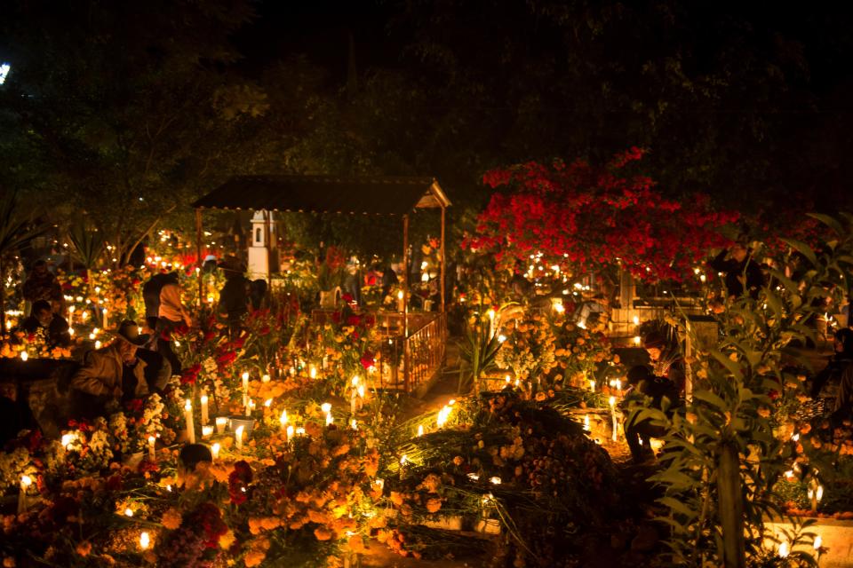 FOTOS | La tradicional velada en panteones de Oaxaca