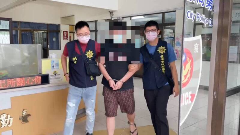 台南25歲藥頭通緝在逃  警方埋伏攻堅逮捕 台南市第二分局偵查隊偵辦毒品案件，掌握上游毒品 藥頭善化區25歲胡姓男子，胡男今年2月起分別因涉 嫌傷害、過失傷害、詐欺、毀損等案遭通緝在逃。警 方掌握胡男落腳處，28日下午破門逮捕胡男，依法送 辦。 （台南市第二分局提供） 中央社  112年7月29日 