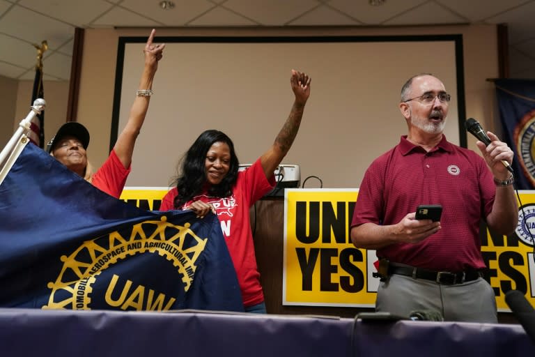United Auto Workers (UAW) President Shawn Fain, right, shown here at the celebration of a win Tennessee last month, hopes for a succeessful outcome at an election in Alabama (Elijah Nouvelage)