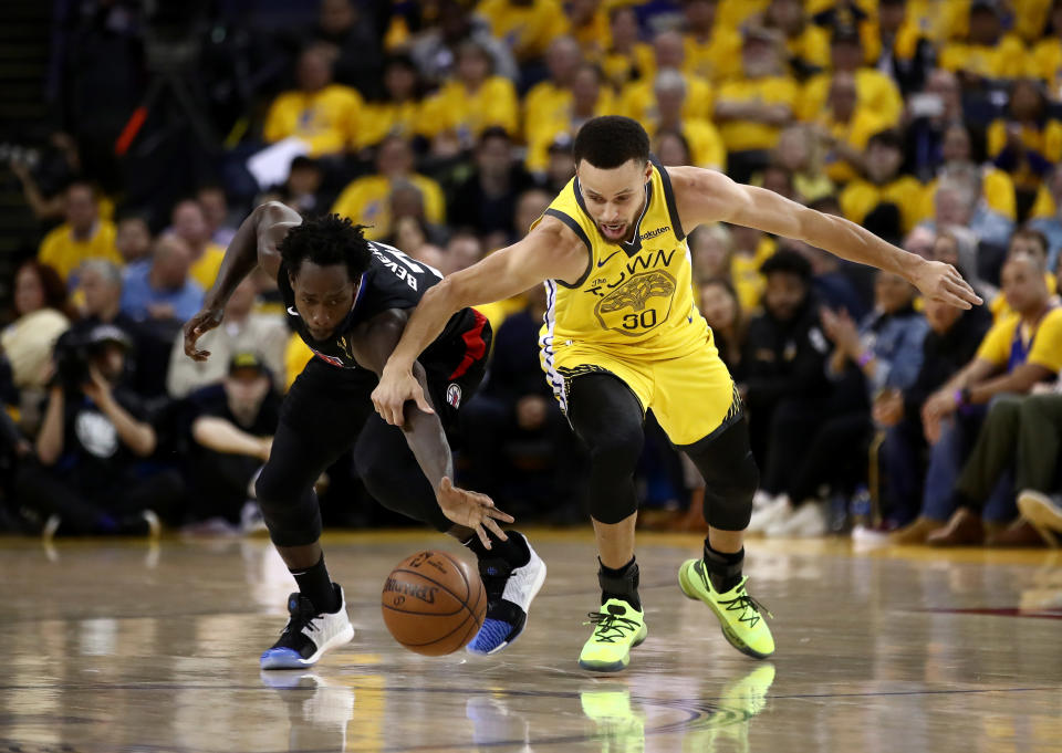 OAKLAND, CALIFORNIA:  Patrick Beverley #21 de los LA Clippers le roba el balón a Stephen Curry #30 de los Golden State Warriors durante el Juego 2 de la primera ronda de los playoffs de 2019 de la Confenrencia Oeste de la NBA en la ORACLE Arena el 15 de abril de 2019 en Oakland, California. (Foto de Ezra Shaw/Getty Images)