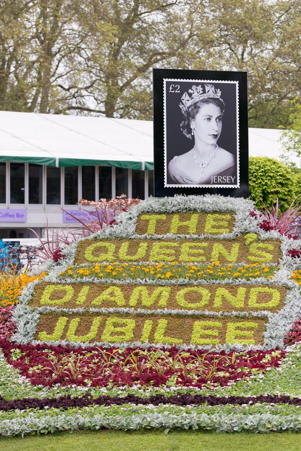 <p>Here's a portrait of the Queen on top of a flower bed displaying the message, 'The Queen's Diamond Jubilee', at RHS Chelsea 2012.</p>